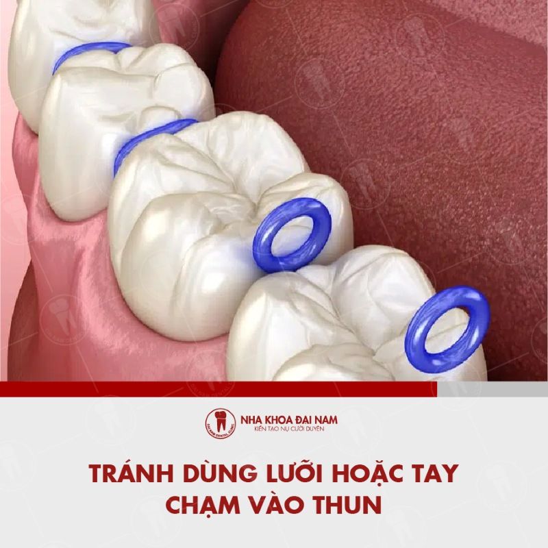 Tranh dung luoi hoac tay cham vao thun